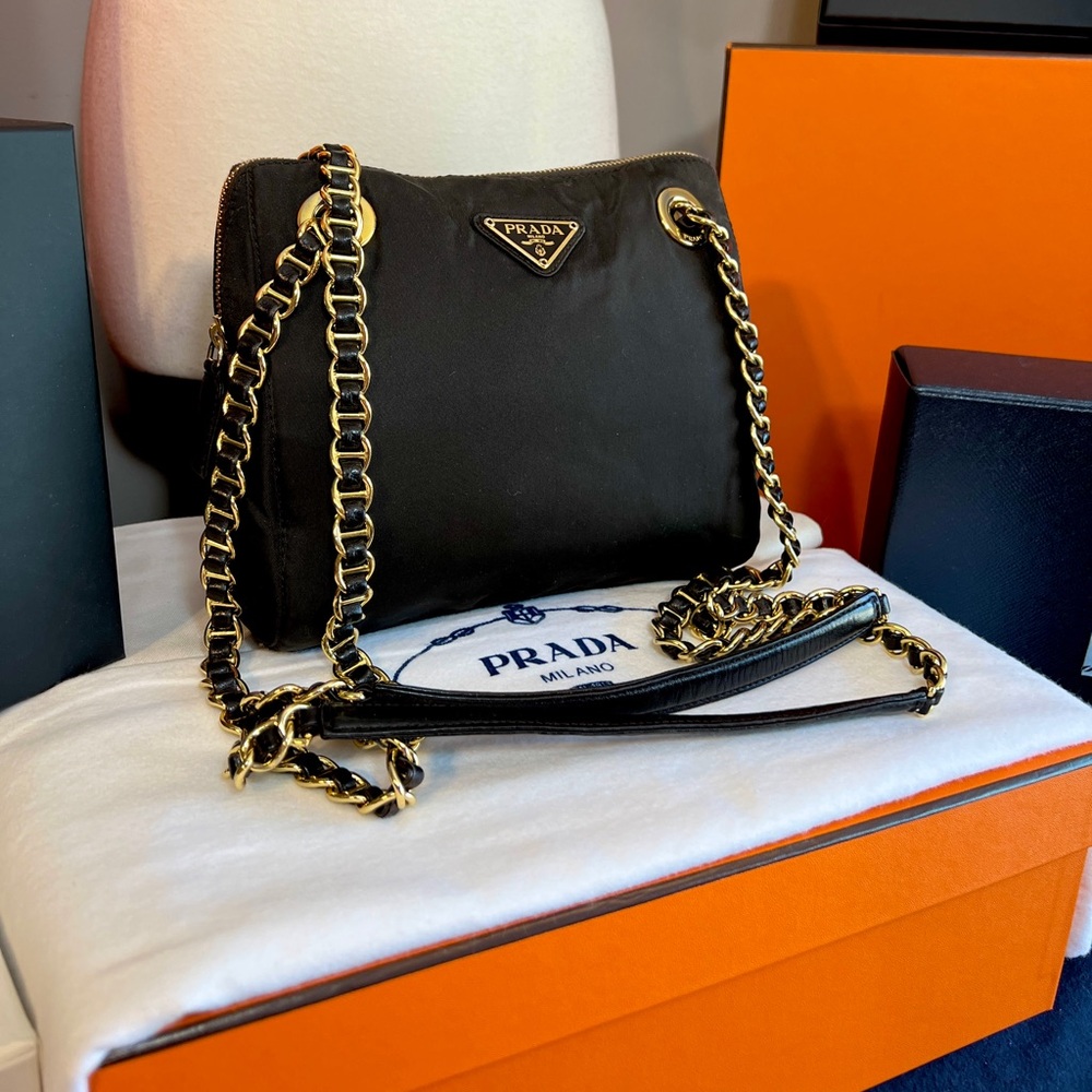 PRADA! Beautiful. ❤️excellent condition gold chain bag! GORGEOUS LIKE NEW!